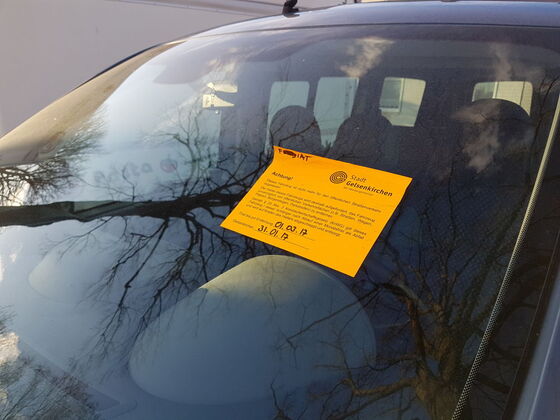Hinweisplakette an einem abgestellten Fahrzeug ohne Kennzeichen
