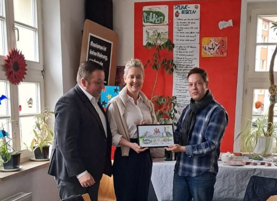 Sebastian Watermeier (li.) und Ulrich Jacob danken Andrea Henze
